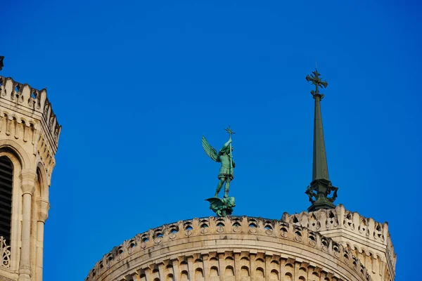 Angle Bas Une Statue Ange Contre Basilique Notre Dame Fourvière — Photo