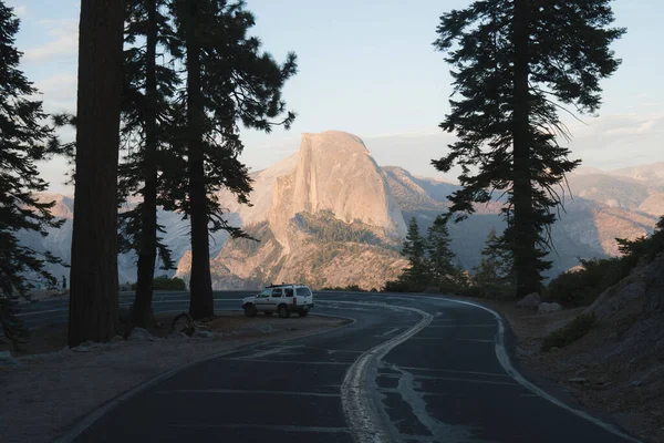 Автомобиль Открытой Дороге Национального Парка Йосемити Калифорнии — стоковое фото