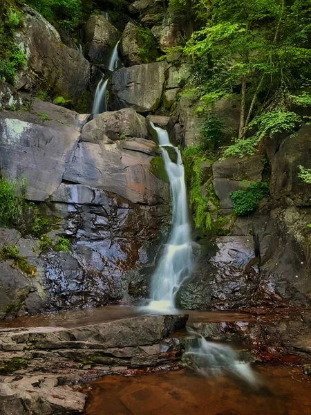 Tiro Vertical Uma Cachoeira Que Flui Sobre Rochas Uma Floresta — Fotografia de Stock