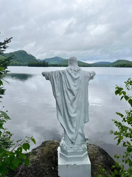 Een Wit Standbeeld Van Jezus Met Open Handen Naar Het — Stockfoto