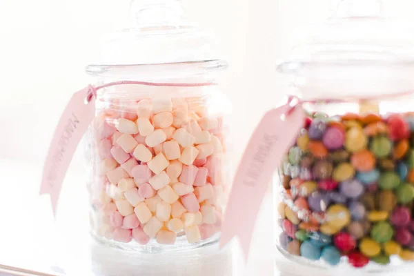 Eine Schöne Aufnahme Bunter Bonbons Transparenten Glasgefäßen — Stockfoto