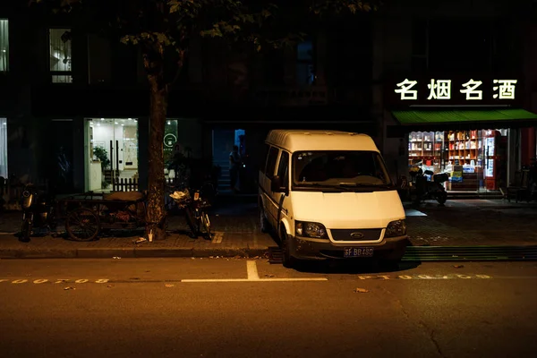Pohled Skútry Kola Autobus Zaparkovaný Noci Ulici — Stock fotografie