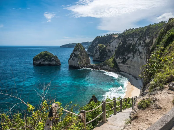 Festői Kilátás Nyílik Fehér Homokos Strand Sziklák Nusa Penida Bali — Stock Fotó