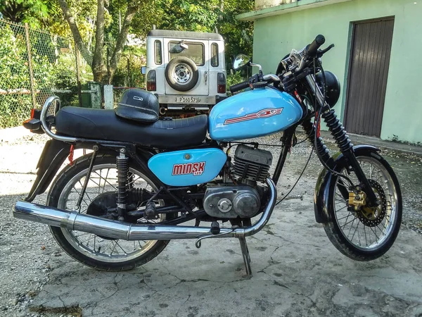 Velha Bicicleta Nua Azul Estacionada Rua Minsk 125Cc — Fotografia de Stock