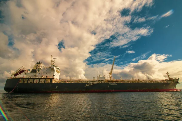 Ett Fartyg Havet Molnig Himmel — Stockfoto