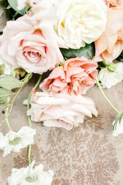 Eine Vertikale Nahaufnahme Des Brautstraußes Für Die Hochzeit — Stockfoto