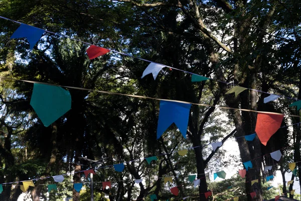 ブラジルのサンパウロでの聖ヨハネ宗教パーティー中のカラフルな旗の美しいショット — ストック写真