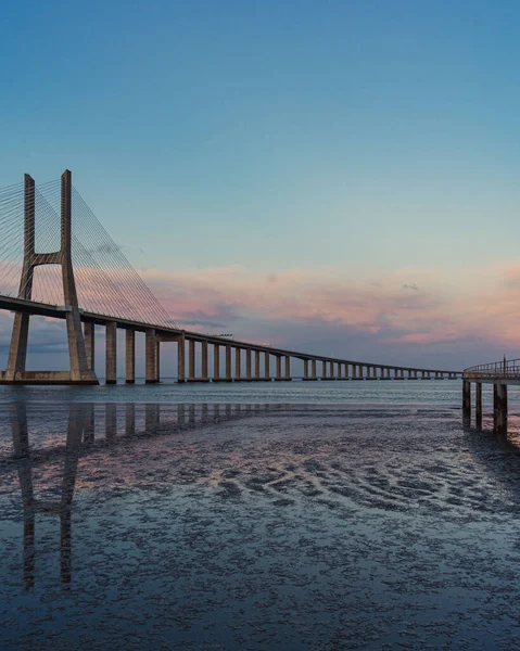 Eine Vertikale Aufnahme Der Brücke Vasco Gama Über Den Tejo — Stockfoto
