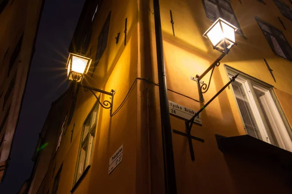 Внешний Вид Жилого Дома Освещёнными Ночью Лампами Стокгольме — стоковое фото