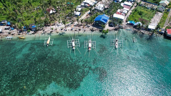 Turkuaz Palmiye Ağaçları Yumuşak Kumlar Filipinler Deki Evler Tekneler Güzel — Stok fotoğraf