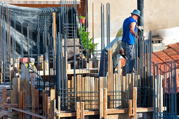 Travailleurs Construction Construisent Une Maison Pour Construction Avec Aide Une — Photo