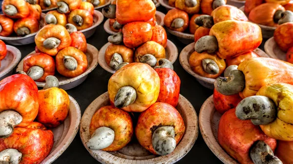 Markette Renkli Kaju Fıstığı Meyvelerinin Yüksek Açılı Çekimi — Stok fotoğraf