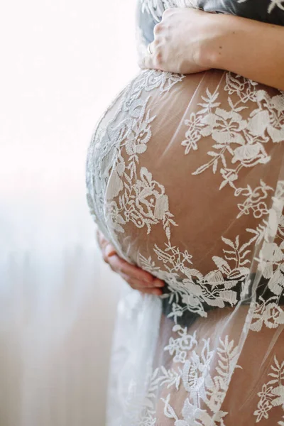 Primer Plano Vertical Vientre Embarazo Con Una Cubierta Encaje —  Fotos de Stock