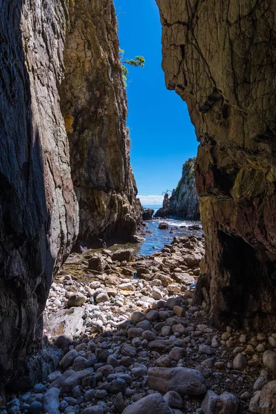 Estrecho Paso Entre Rocas Una Orilla — Foto de Stock