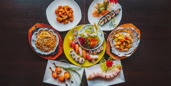 Bovenaanzicht Van Een Set Sushi Broodjes Zeevruchten Een Houten Achtergrond — Stockfoto