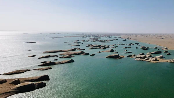 Denizin Turkuaz Suyunun Kayalıklı Kumlu Kumlu Bir Hava Aracı Görüntüsü — Stok fotoğraf