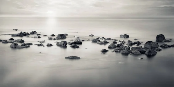 Gri Tonda Deniz Kıyısındaki Bir Sahilde Kayaların Güzel Bir Görüntüsü — Stok fotoğraf