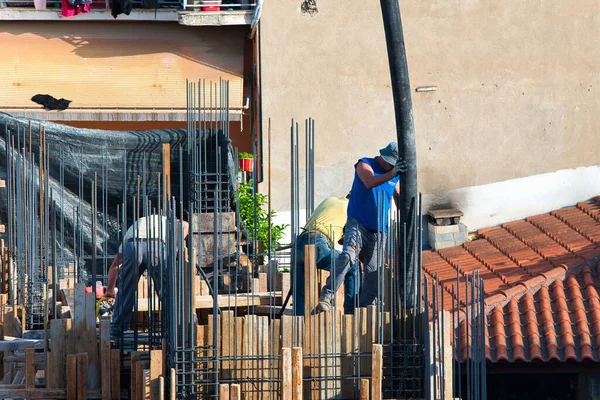 Travailleurs Construction Construisent Une Maison Pour Construction Avec Aide Une — Photo