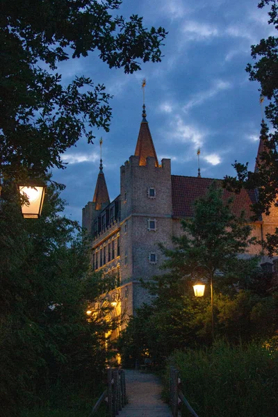 Eine Vertikale Aufnahme Eines Schlosses Freizeitpark Efteling Abend Niederlande — Stockfoto