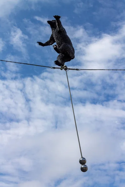 Tiro Vertical Uma Estátua Urso Balançando Fio Berna Suíça — Fotografia de Stock