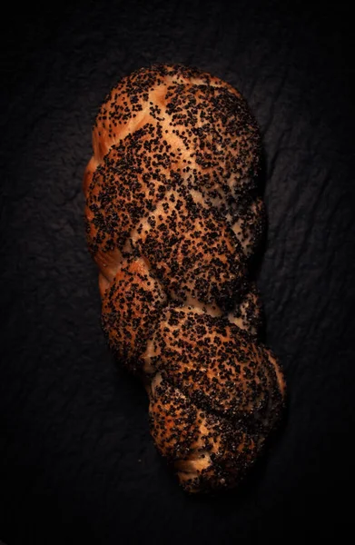 Вертикальный Снимок Хлеба Mohnflesserl Темном Фоне — стоковое фото