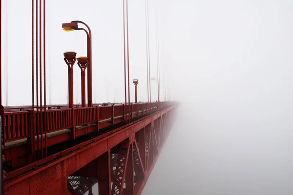 Sebuah Gambar Close Seup Dari Golden Gate Bridge Dikelilingi Oleh — Stok Foto