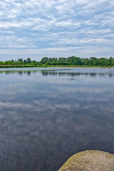 Colpo Verticale Lago Calmo Con Alberi Verdi Sullo Sfondo Sotto — Foto Stock