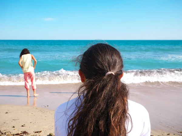 Bonita Foto Una Joven Con Pelo Largo Sentado Arena Frente — Foto de Stock