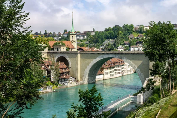 Nydeggbrucke Most Přes Řeku Aare Historický Nydeggkirche Kostel Bern Švýcarsko — Stock fotografie