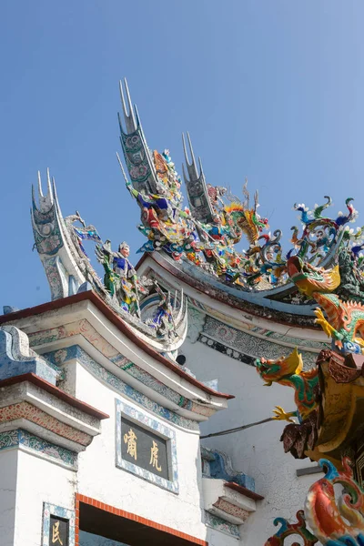 台湾高雄市一座漂亮的寺庙屋顶的垂直拍摄 — 图库照片