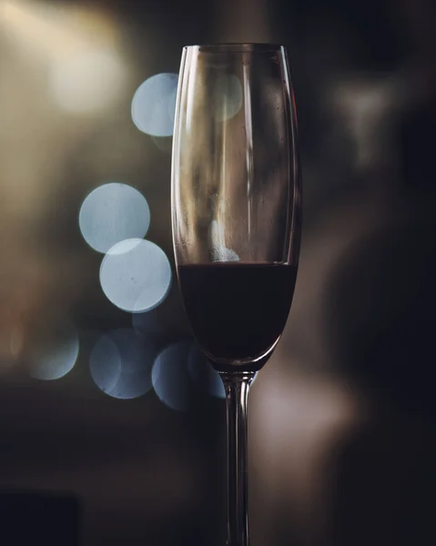 Bokeh Arkaplanlı Kırmızı Şarabın Yakın Plan Çekimi — Stok fotoğraf