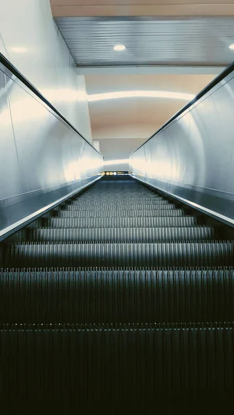 Tiro Vertical Escadas Rolantes Dentro Edifício Iluminado Com Luzes — Fotografia de Stock