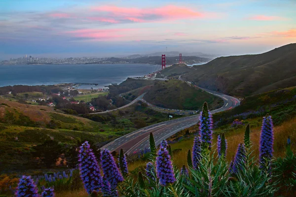 Solnedgången Himlen Över Floden Och Urbaniserade Kullar Med Golden Gate — Stockfoto