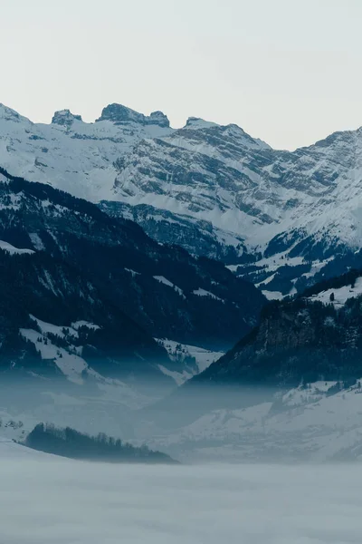 Uma Bela Vista Montanhas Rochosas Boné Neve Fundo Céu Claro — Fotografia de Stock
