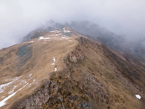 Una Vista Aérea Las Montañas Rocosas Con Niebla Que Cubre — Foto de Stock