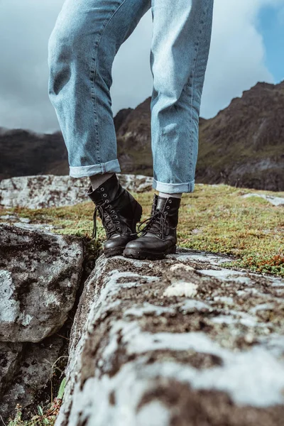 Norveç Teki Kayalık Bir Tepede Ayaklarıyla Poz Veren Bir Kadının — Stok fotoğraf