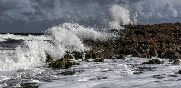 Widok Fal Wodnych Łamiących Skały Plaży — Zdjęcie stockowe