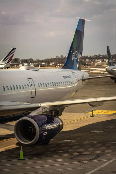 Jetblue Uçağı Havaalanında Oturuyor — Stok fotoğraf