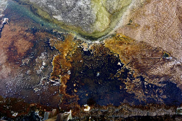 Yellowstone Ulusal Parkı 'ndaki termal suların hava görüntüsü