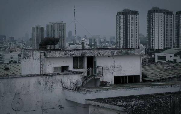 Сірий Знімок Старих Зруйнованих Будинків Сучасними Хмарочосами Задньому Плані — стокове фото
