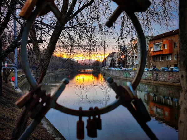 Flod Som Reflekterar Hus Och Lövlösa Träd Stranden Vid Solnedgången — Stockfoto