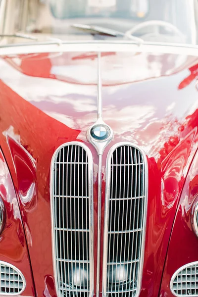 Pionowe Ujęcie Starego Czerwonego Starego Niemieckiego Bmw Samochodu — Zdjęcie stockowe