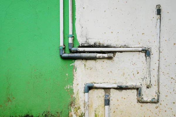 Zbliżenie Starych Rur Wodnych Ścianie Malowane Biało Zielono — Zdjęcie stockowe