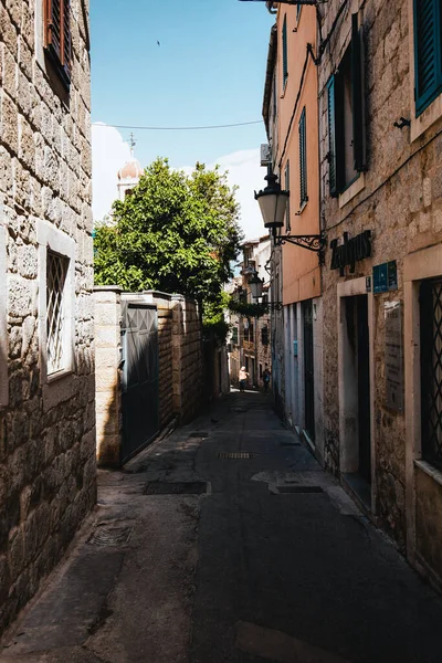 Plano Vertical Una Calle Estrecha Casco Antiguo Split Croacia Bajo — Foto de Stock