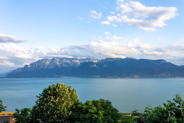 Una Hermosa Toma Lago Fondo Las Montañas Durante Día —  Fotos de Stock