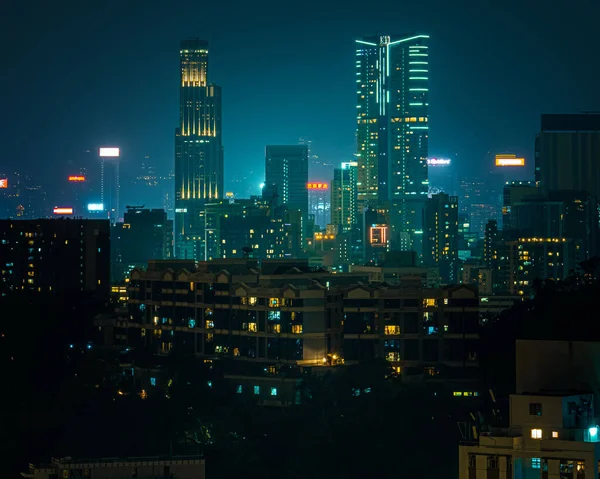 Una Vista Ángulo Bajo Los Edificios Modernos Durante Noche Oscura —  Fotos de Stock