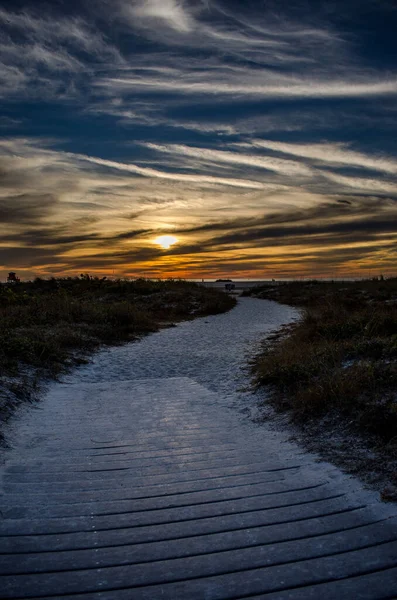 Plan Vertical Sentier Vide Contre Ciel Nuageux Coucher Soleil Clearwater — Photo