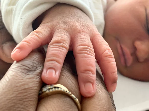 Eine Nahaufnahme Der Hände Eines Entzückenden Babys Und Vaters Ein — Stockfoto