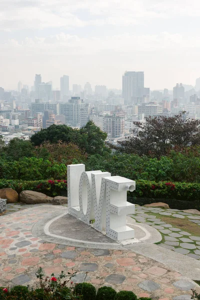 Vertical View Love Sign Shoushan Mountain Kaohsiung Downtown Skyline Visible — Stock Photo, Image