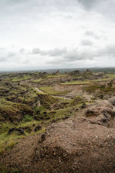 Gündüz vakti bazı dağ ve vadilerin dikey görüntüsü.